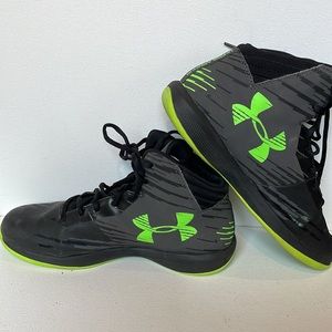 Under Armour black & green basketball 🏀 shoes.  Youth size 7